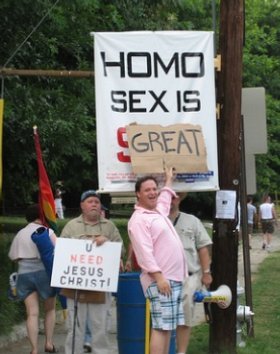 anti-gay-protesters-i.bollebyggd.jpg