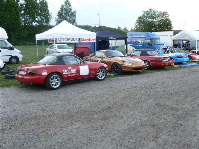 Pettson, Per, Mats och Nicklas bilar framför MX-5 Racing Club campen
