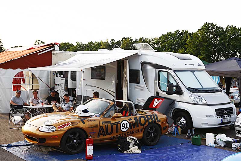 MX-5 Cup gänget samlade kring mäklarbrickorna i basecamp. :)